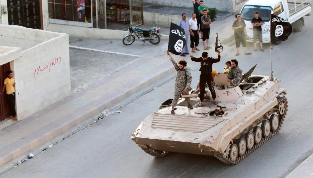 Bojovníci takzvaného Islámského státu při převzetí města Rakká v Sýrii, z kterého učinili hlavní město svého „chalífátu“. Snímek z 30. června 2014