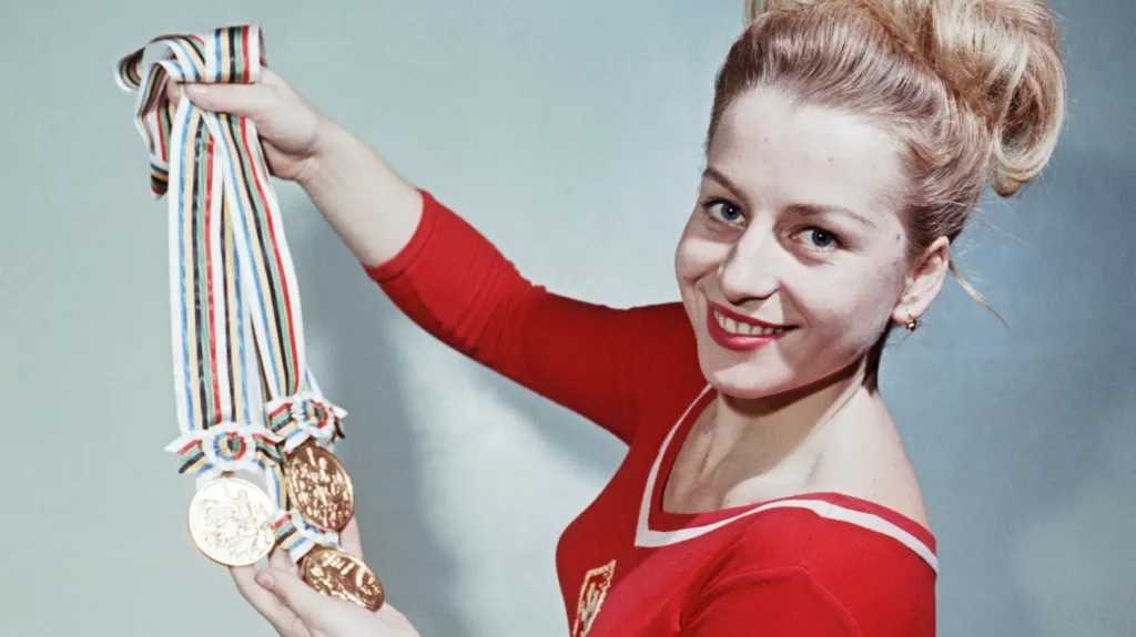 Věra Čáslavská ukazuje medaile z olympijských her v Tokiu, 1964