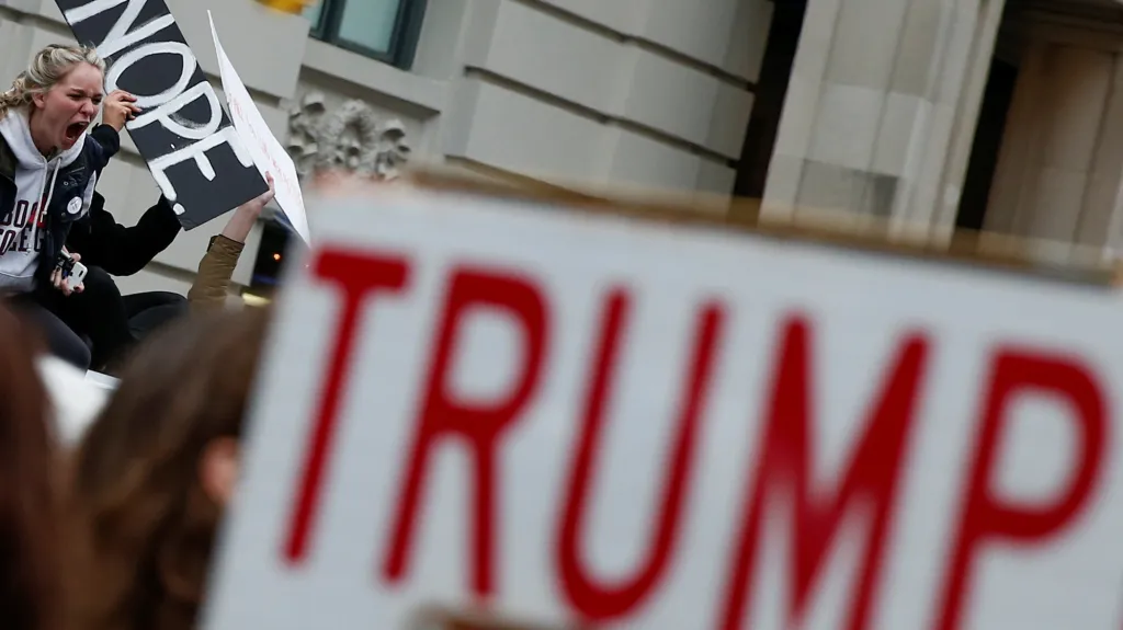 Žena křičí na stoupence Donalda Trumpa