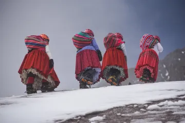 Bolívijské domorodé horolezkyně sní o zdolání Everestu v sukních