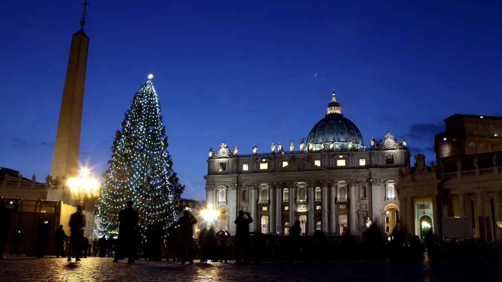 Ve Vatikánu rozsvítili vánoční strom