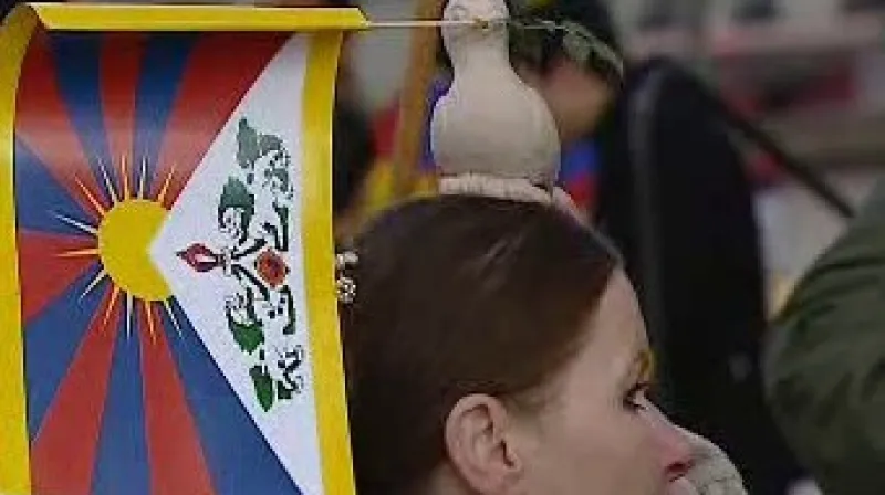 Holubice míru s tibetskou vlajkou