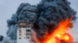 Kouř a plameny po útoku izraelských sil na výškovou budovu ve městě Gaza
