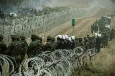 Stovka lidí se pokusila překonat polsko-běloruskou hranici, policie v oblasti našla mrtvého Syřana