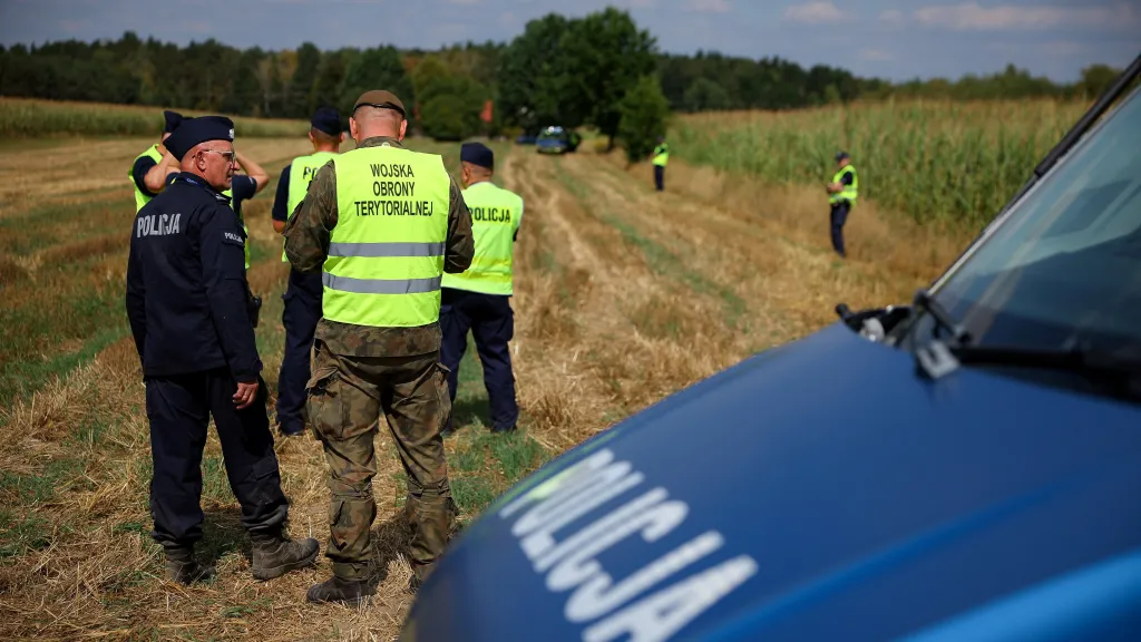 Policie a jednotky územní obrany zajišťují oblast poté, co v kukuřičném poli spadl a explodoval neidentifikovaný předmět