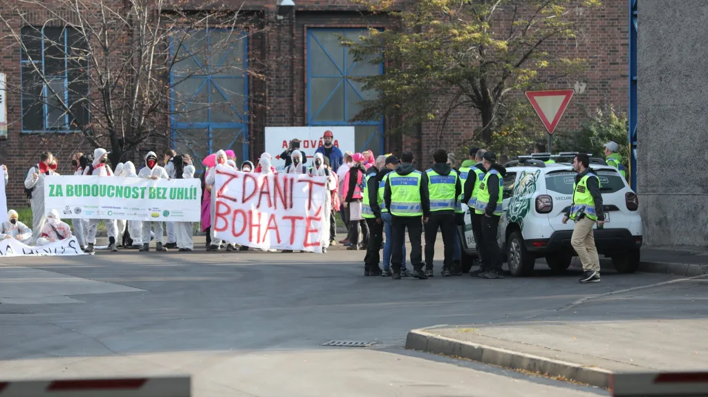 Ekologičtí aktivisté pronikli do areálu koksovny Svoboda v Ostravě-Přívoze