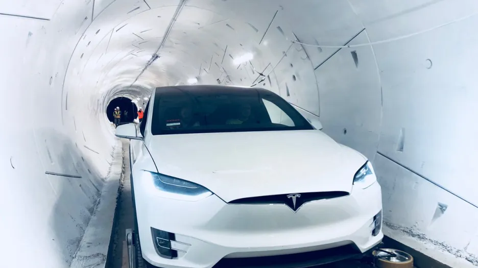 Tesla v Muskově tunelu