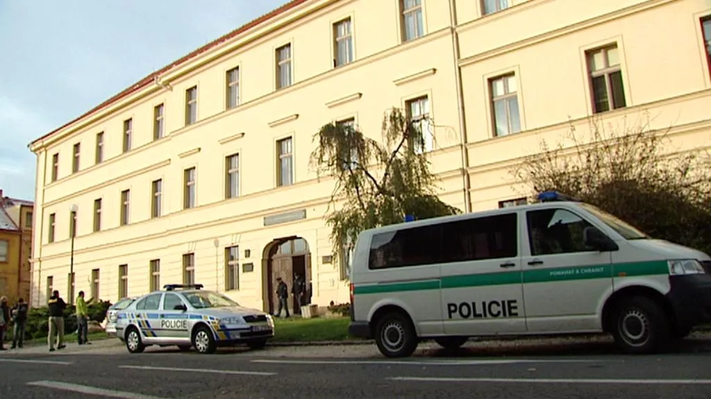 Policejní vozy před Gymnáziem Zikmunda Wintra