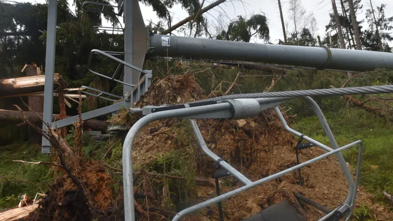 Poničená lanovka na Bublavě