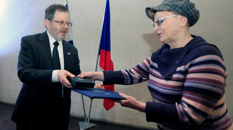 Marie Čermáková přebírá za svého zesnulého otce Václava Čermáka od izraelského velvyslance Daniela Merona titul Spravedlivý mezi národy