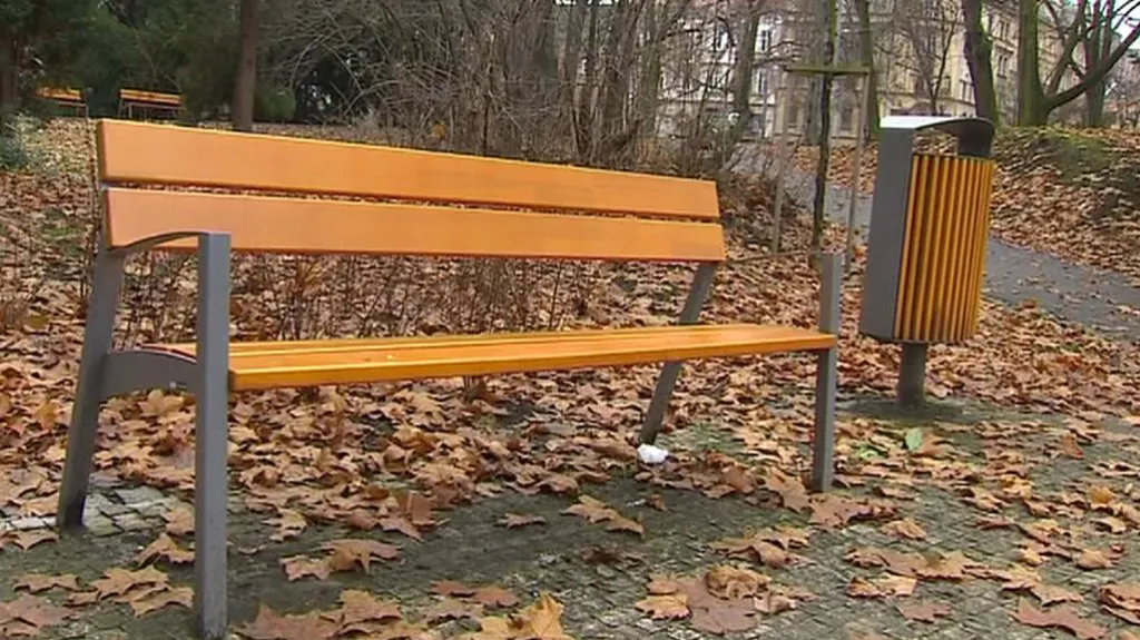 Lavička v ústeckém parku