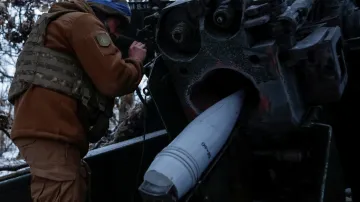 Ukrajinský voják se připravuje k palbě z houfnice