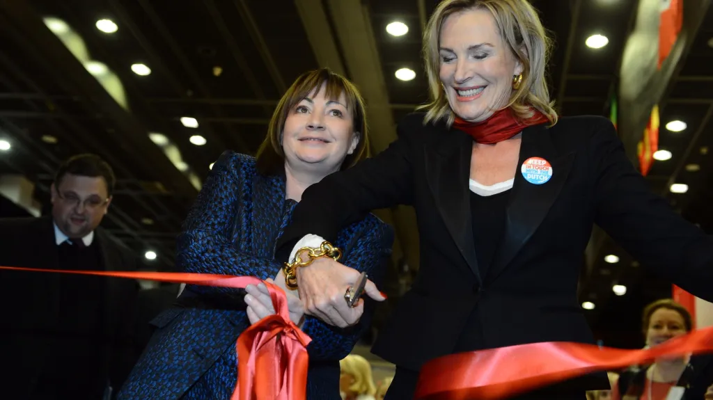 Ivana Zemanová (vlevo) zahájila diplomatický charitativní bazar