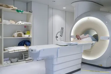 Na magnetickou rezonanci stále čekají neakutní pacienti týdny i měsíce