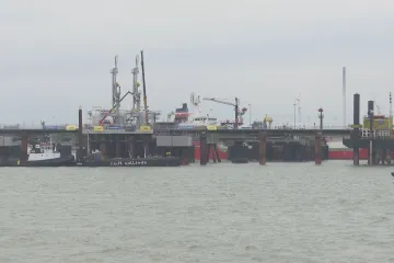 Německo při stavbě plovoucího LNG terminálu improvizovalo, už se blíží dokončení