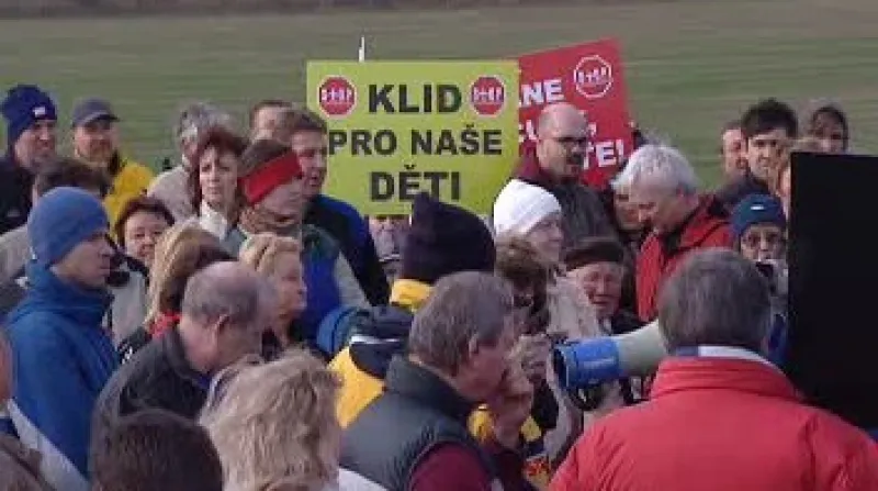 Stovky lidí demonstrovaly proti rozšíření podnikového letiště Aero Vodochody na mezinárodní.