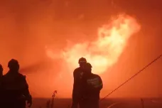 Požár v Českém Švýcarsku stále není pod kontrolou, vrtulníky budou v zásahu pokračovat ráno