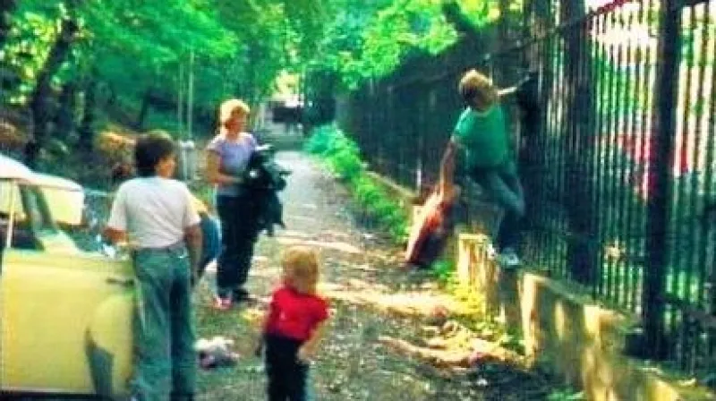 Útěk Němců přes plot na ambasádu