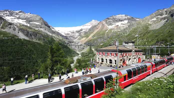 Bernina Express v zastávce Alp Grüem