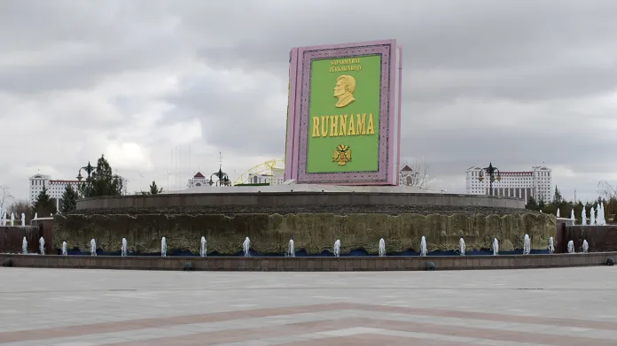 Socha knihy Ruchnama v Ašchabatu. Spirituální dílo exprezidenta Nijazova bylo v Turkmenistánu povinnou četbou
