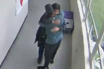 Objetí místo střelby. Pohotový trenér projevil soucit a odzbrojil mladíka ve škole