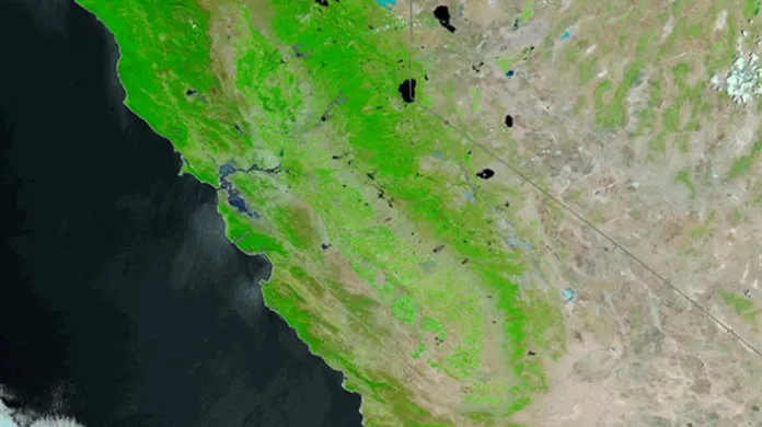 Satelitní snímek NASA: Kalifornie před požáry (28. června)