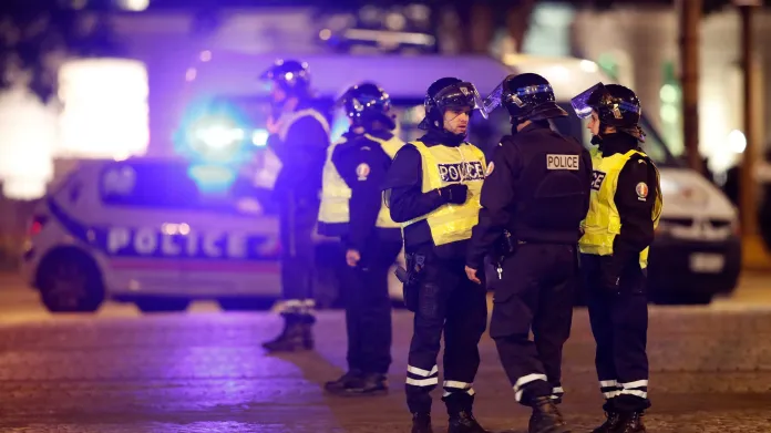 Policejní zásah na Champs-Élysées