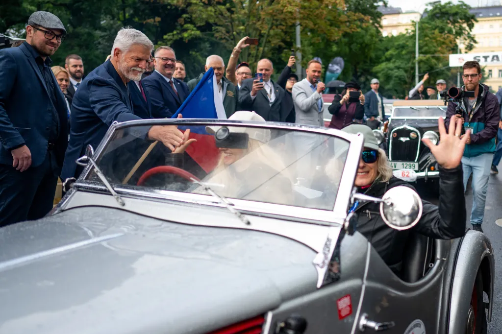 Jako první se po mávnutí prezidenta na trasu vydala Jawa Minor Roadster z roku 1939 s ženskou posádkou. Následoval další Roadster téže značky, který vyslal na trať ministr průmyslu a obchodu Karel Havlíček (ANO)