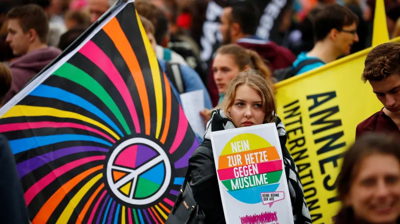 Demonstranti proti xenofobii v Chemnitzu