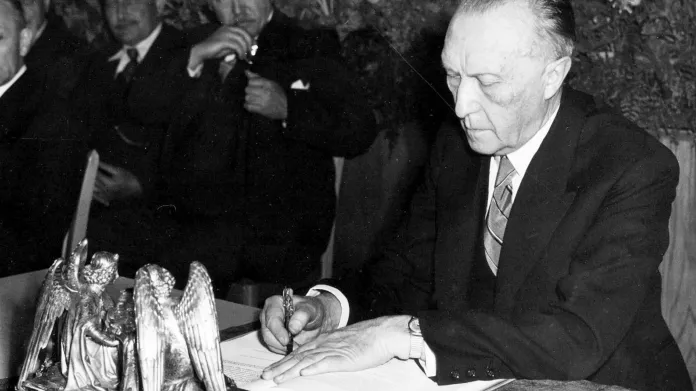 Konrad Adenauer podepisuje 23. května 1949 Základní zákon
