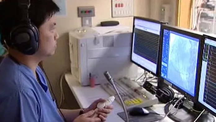 Kardiolog Andre Ng operuje srdce na dálku robotem