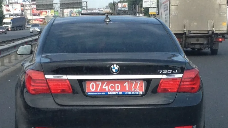 Vůz ekvádorského velvyslance míří na letiště Šeremeťjevo