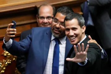 Guaidó nesmí vycestovat z Venezuely a má obstavené účty. Maduro chce s opozicí jednat