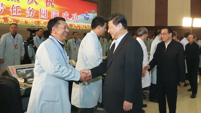Prezident Si Ťin-pching blahopřeje vědcům k úspěchu měsíční mise
