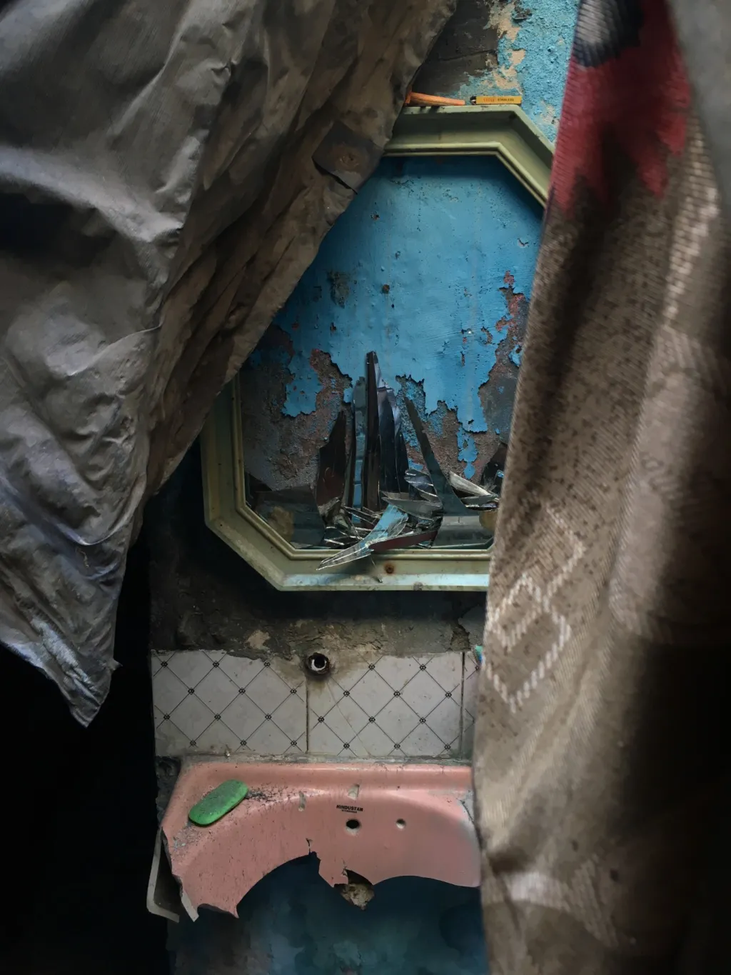 Muslimové byli vyhnáni ze svých domovů. Byl jim zabaven majetek a řada z nich přišla během nepokojů o život