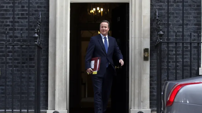 Cameron odjíždí k poslaneckým interpelacím