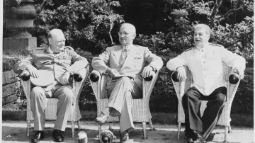 Britský premiér Winston Churchill (vlevo), americký prezident Harry S. Truman (uprostřed) a sovětský vůdce Josif Vissarionovič Stalin na konferenci v Postupimi