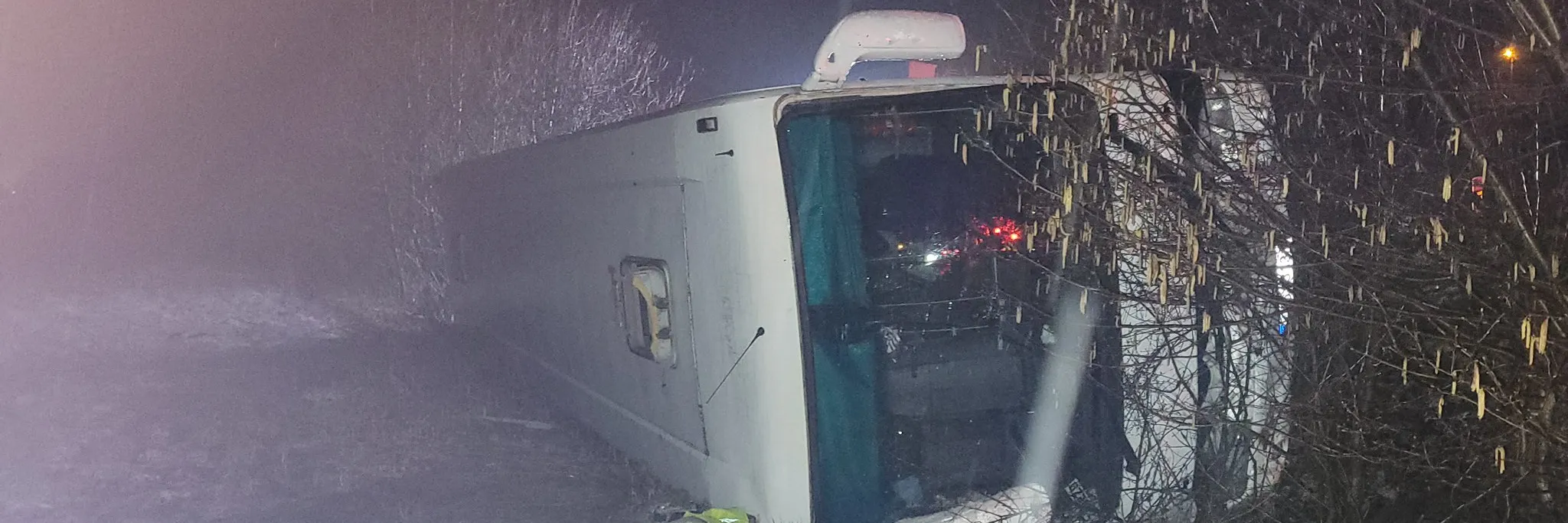 Devět lidí včetně sedmi dětí se zranilo při nehodě autobusu na Frýdecko-Místecku