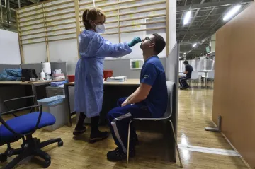Testy v neděli odhalily nejméně nakažených covidem za posledních pět týdnů. Přibývá očkovacích center