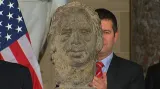 Odhalení Havlovy busty v Kapitolu