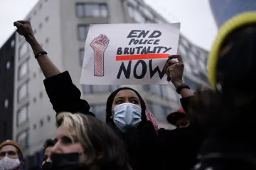 Belgické úřady vyšetřují smrt černocha zatčeného policií, v Bruselu protestovaly stovky lidí