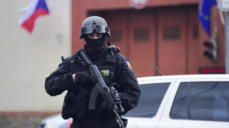 Policista u pankrácké věznice před odjezdem Alího Fajáda