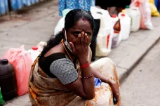Ekonomika Srí Lanky se zhroutila, uvedl premiér. Varoval před pádem „na úplné dno“