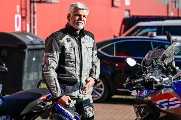 Prezident Pavel jel na motorce bez helmy, za přestupek se omluvil