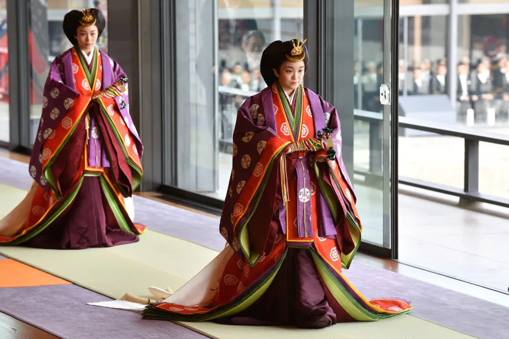 Japonci si užívali oslav, když byl v císařském paláci v Tokiu nově korunován císař Naruhito. Na snímku ke slavnostnímu aktu přichází japonská princezna Mako