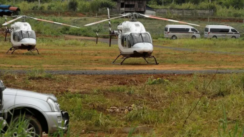 Vrtulníky připravené na trasport vysvobozených chlapců do nemocnice Zdroj: REUTERS