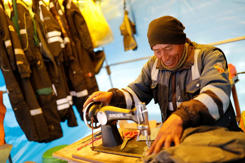 Horníci si v dílně sami opravují a vyrábí pracovní oděvy
