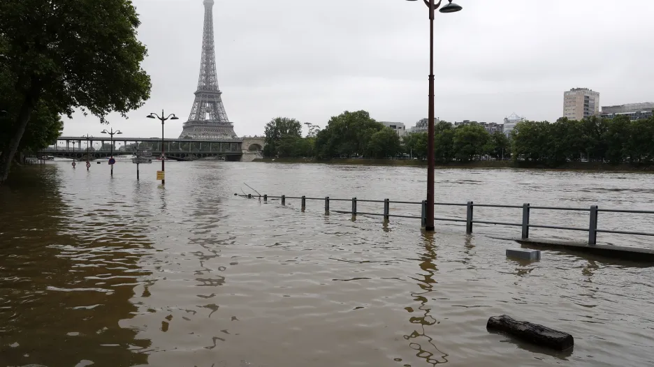 Červnové záplavy na pařížské Seině. Jeden z projevů klimatické změny