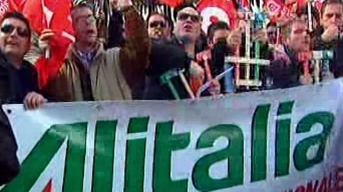 Zaměstnanci Alitalie stávkují kvůli obavám z propouštění.