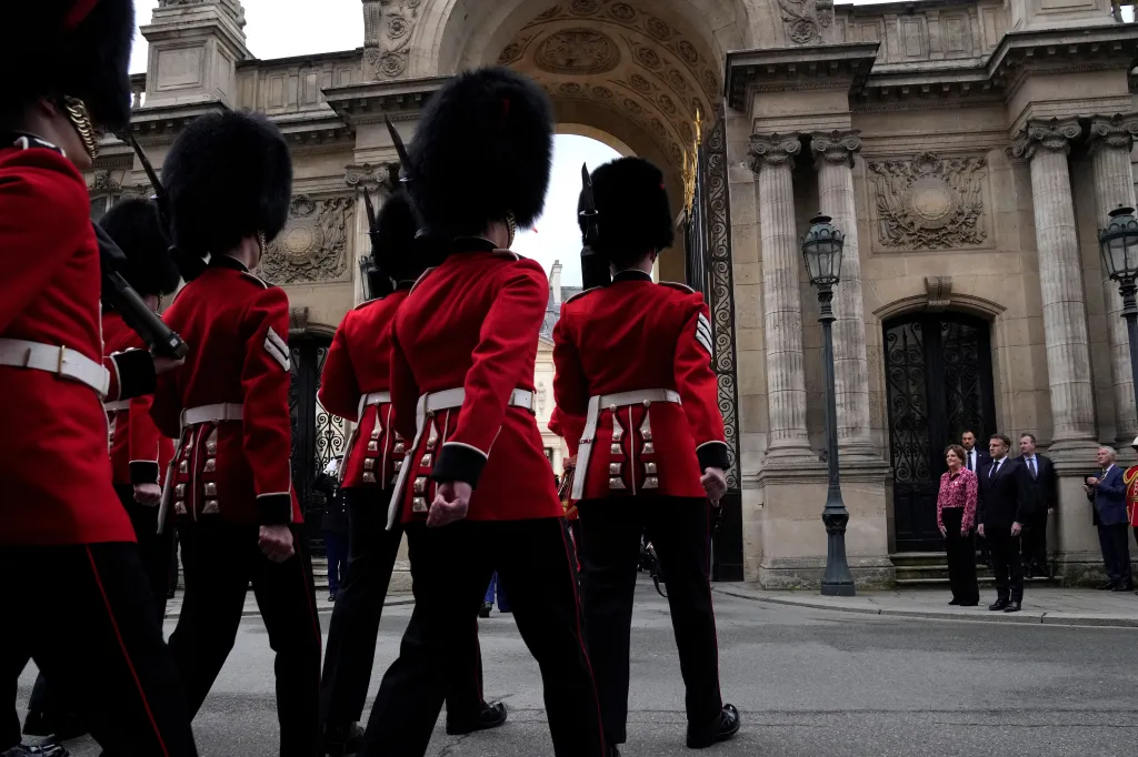 Britští vojáci vstupují do Elysejského paláce